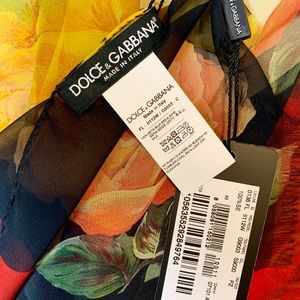 NWT $340 DOLCE /& GABBANA 100/% Silk Scarf Wrap Red Yellow Pink Roses 70cm x 200cm